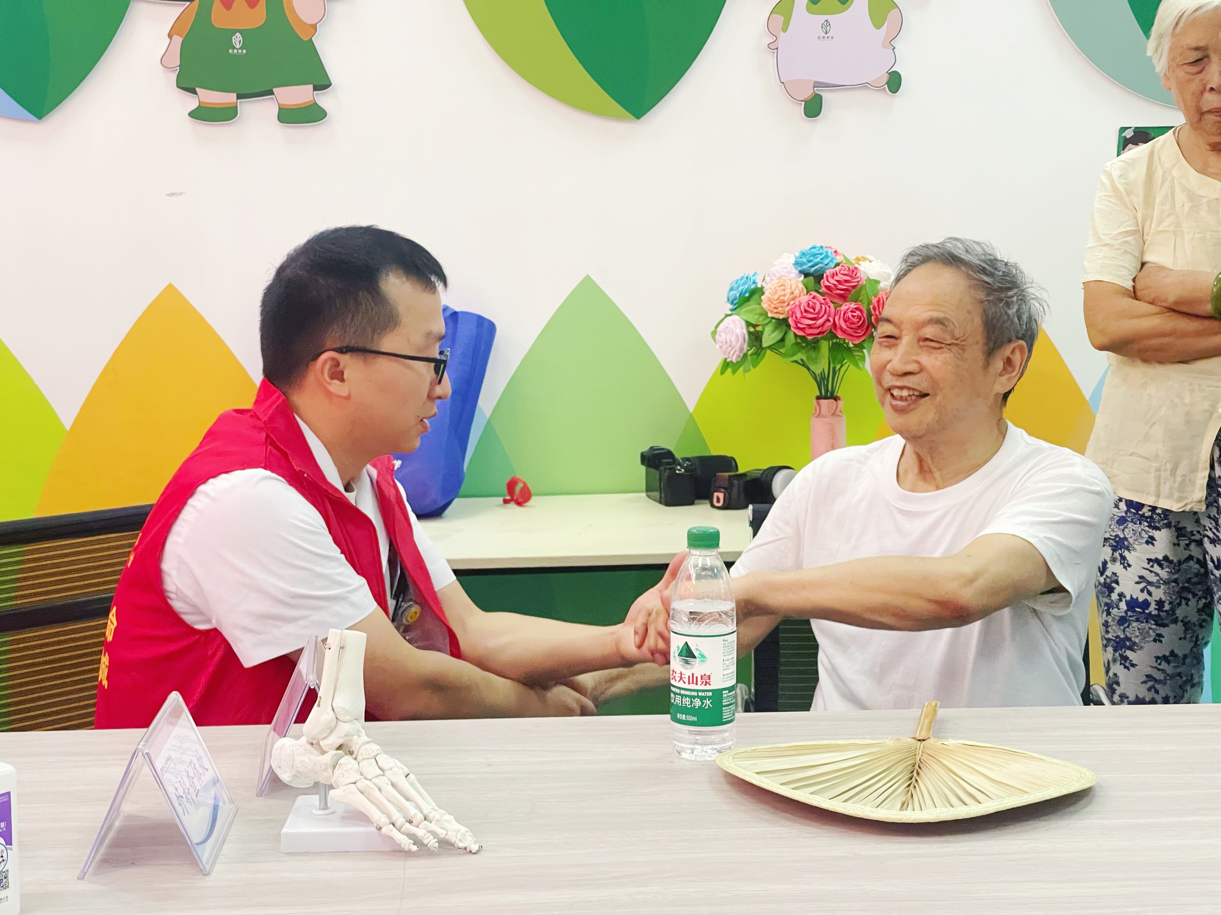 党建引领聚合力，健康义诊暖民心——重庆长城骨科医院开展健康义诊活动