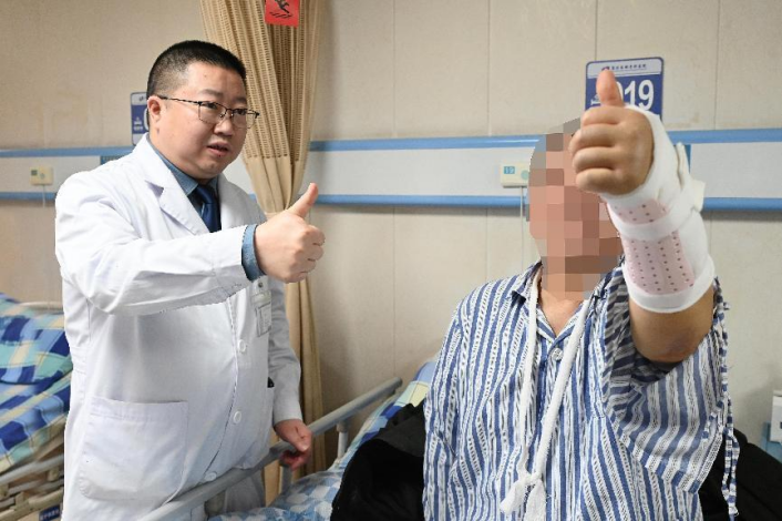 老人郊游摔倒致骨折不知所措，恰逢好心司机曾是重庆长城骨科医院病友